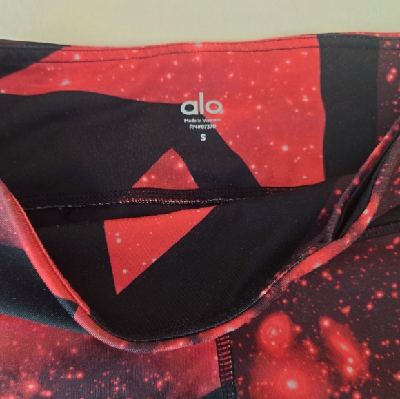 NWOT Red Galaxy Black Stars ALO YOGA Regular Rise Goddess Airbrush Leggings - S - Picture 6 of 7